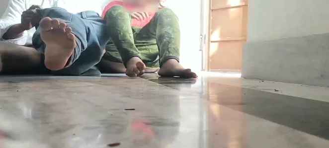 Hintli gerçek kız arkadaş özel öğretmen evinde gerçek erkek arkadaşıyla sikişiyor