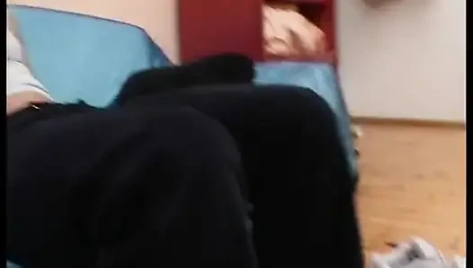 Azgın sarışın büyük bir dildoyla pirsingli amını sikiyor