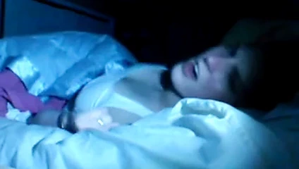 Seksi esmer Mastürbasyon üzerinde yatak içinde the karanlık