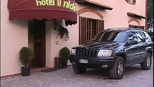 Güzel memeli inanılmaz seksi orta yaşlı seksi kadınlar ayakta domalarak sikiliyor (tam film)