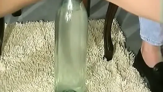 Almanya'dan sarışın kadın büyük şişeyi amına indirmeye çalışıyor