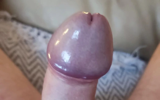 Yatakta yatıyorum ve yarağımla oynuyorum ve yarağımı sokmak için ıslak bir delik bekliyorum