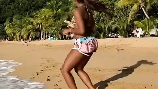 Gros boule de black dance a la plage