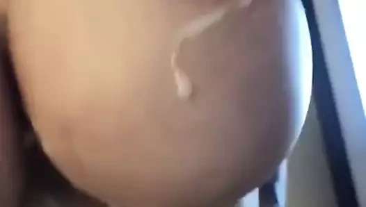 Seksi göğüsler boşalıyor