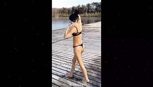 cimri siyah tanga iç çamaşırı bebek bir göle atlar (başarısız)