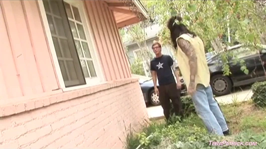 Genç erkek avcısı Teri Weigel bahçıvanı baştan çıkarmak için büyük göğüslerini kullanıyor