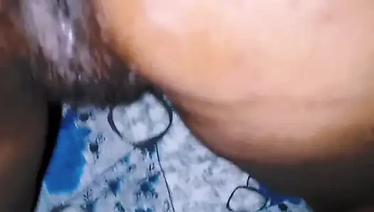 Elini karısının amına soktu ve amcığı patladı.
