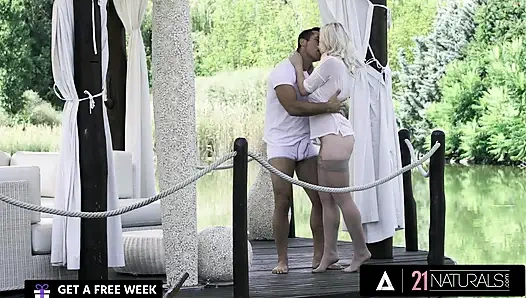 21 doğal - çarpıcı sarışın büyük yarağı götüne sokuyor