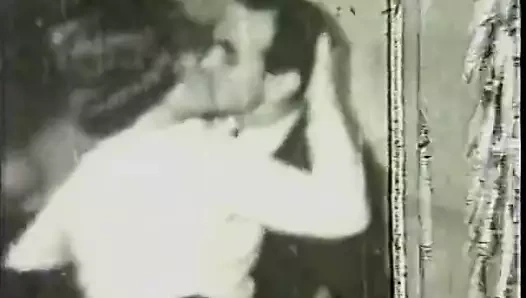 Genç sekreter bir işi güvenceye almak için eski patronu sikikleri (vintage)