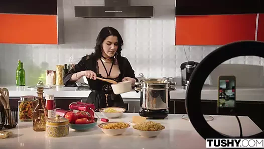 Tushy Goddess Valentina'nın anal sekse doyumsuz iştahı var