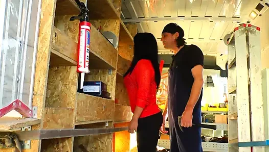 Olgun sürtükler büyük göğüslerini gösteriyor ve heyecanlandırıyor - 3