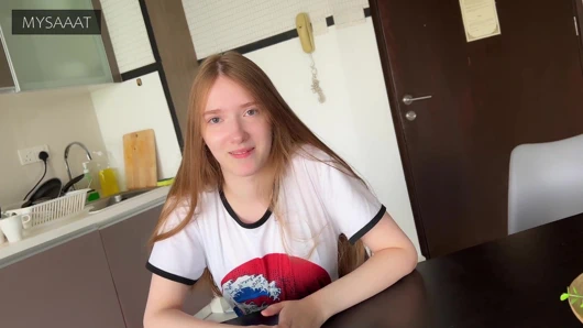 Üvey kız kardeş satrançta kayboldu ve amına iki kez boşalıyor