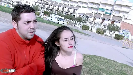 İspanyol hatun Vania Flores sakso ve gırtlağına kadar alıyor - amatör sert boşalma