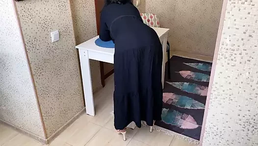 Olgun bayan anal seks için elbiseyi kaldırmasına izin verildi