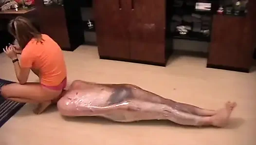 Edepsiz sahibe kölesini plastik bir folyoyla bağladı