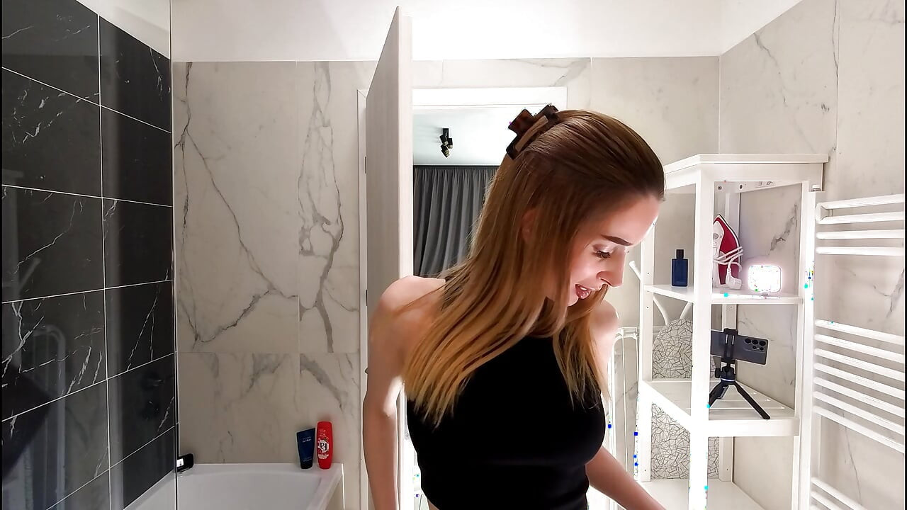 Seksi uzun bacaklı ateşli ve azgın üniversiteli kız banyoda beyaz pamuklu külotunu birden fazla kameraya gösteriyor