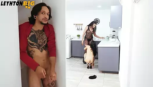 Üvey kız kardeşimin sikiştiğini görüyorum ve mastürbasyon yapmak istememi sağlıyor ama sonunda onu sikiyorum