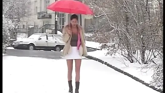 Solo işeyen kızlar - seksi olga açık havada işiyor