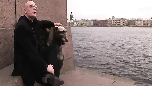 Sevimli sarışın büyük yarakla götten sert sikiliyor