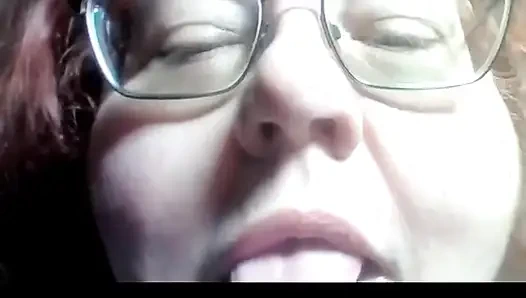 İri güzel kadın senin için nake dudaklarını ve ağzını öpüyor ve senin için dudaklarını yalıyor yakın çekim klip veriyor!
