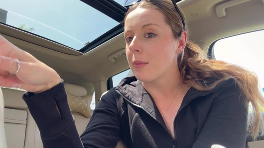 Arabamın arka koltuğunda pembe dildoyla mastürbasyon