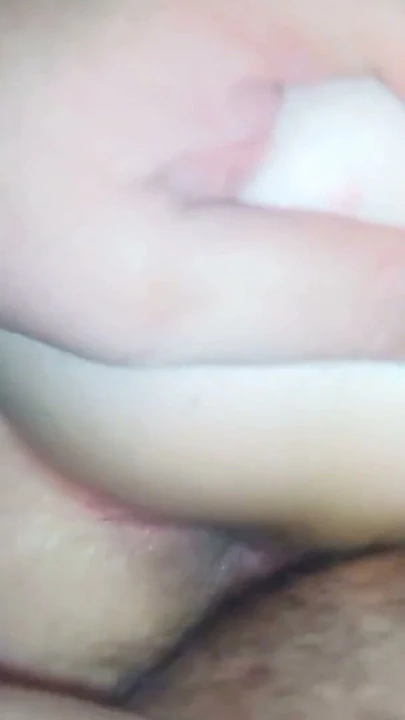 Ateşli kızıl saçlı evli kadın anal seksin tadını çıkarıyor ve dölleniyor | Klip 1