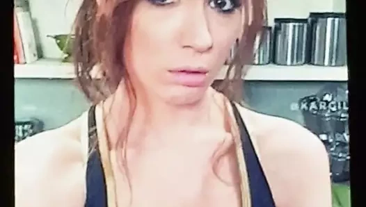 karen gillan'a saygı duruşu