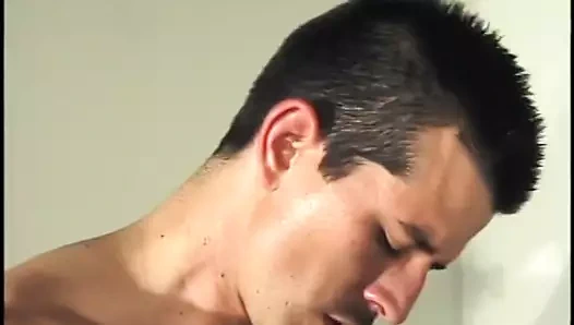 Siyah ve beyaz eşcinsel çift sikme ile tutku ve zevk almak o