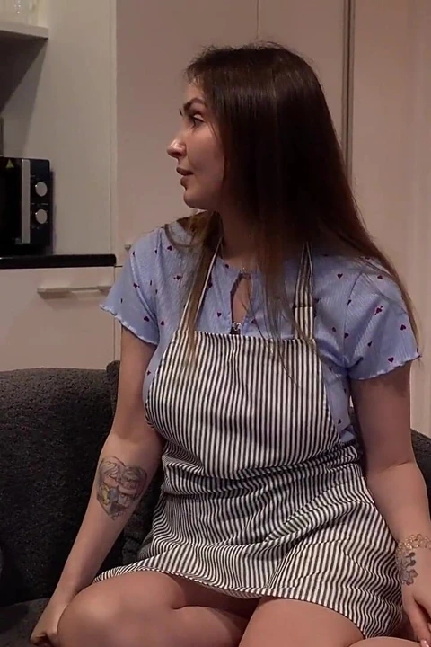 Yeni orta yaşlı seksi üvey anne denizde bir yıl sonra denizci üvey oğlunu baştan çıkarıyor.