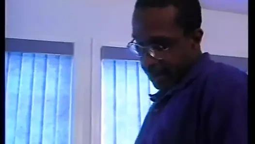 Azgın kızıl saçlı sürtük uzun kalın bir siyah direği gırtlağına kadar alıyor