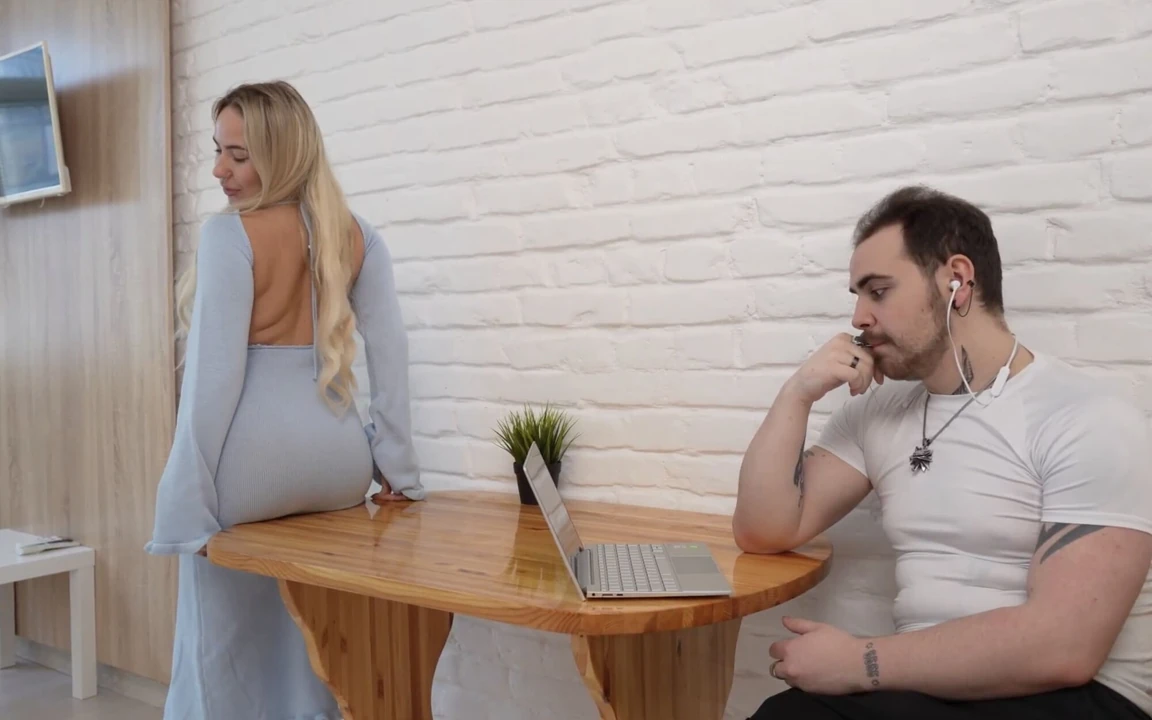 Не можеше да чака повече! Ебане на съпруга й точно по време на работното му обаждане!