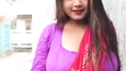 Büyük füzyon baştankara model sallamak onu kahrolası boob