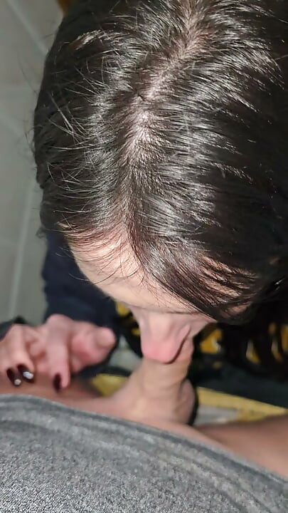 Gerçek orta yaşlı seksi kadın bar tuvaletlerinde sakso çekiyor ve yarak alıyor