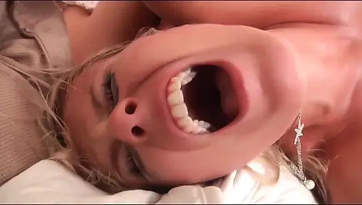 Sandy ufacık oyuncu seçmelerinde sarışın sert sikiliyor ve vahşi bir şekilde yalanıyor