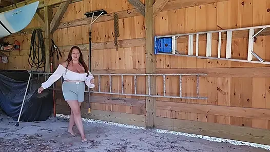 Seksi orta yaşlı seksi komşuya yardwork ile yardım ediyor bakış açısı