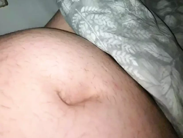 Uzun tırnaklar - seksi el üvey oğlunun yarağına kayıyor ve onu iyi sıvazlıyor