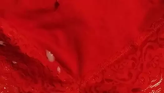 Kız kardeşinin külotunu süslemek.