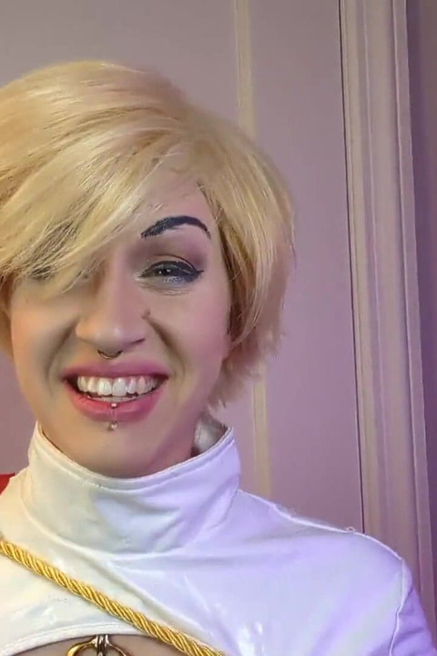 Powegirl'ün göğüsleri zihin kontrolleri simps