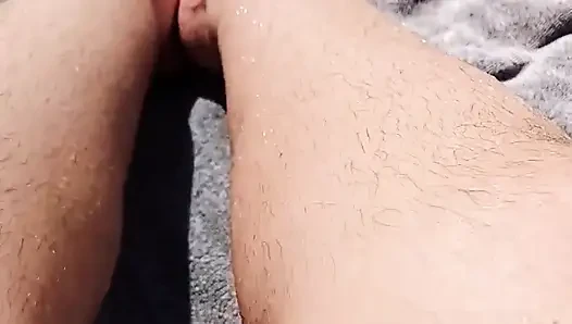 Gölde kıllı bacaklar