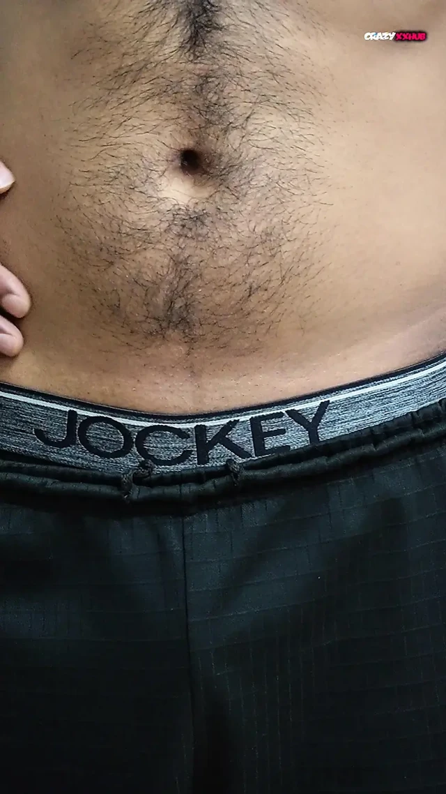 Seksi bir adam yarağını tutarken dans ediyor.