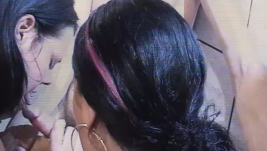 iki şaşırtıcı Alman civcivler hoş bir horoz ile onların ağızları