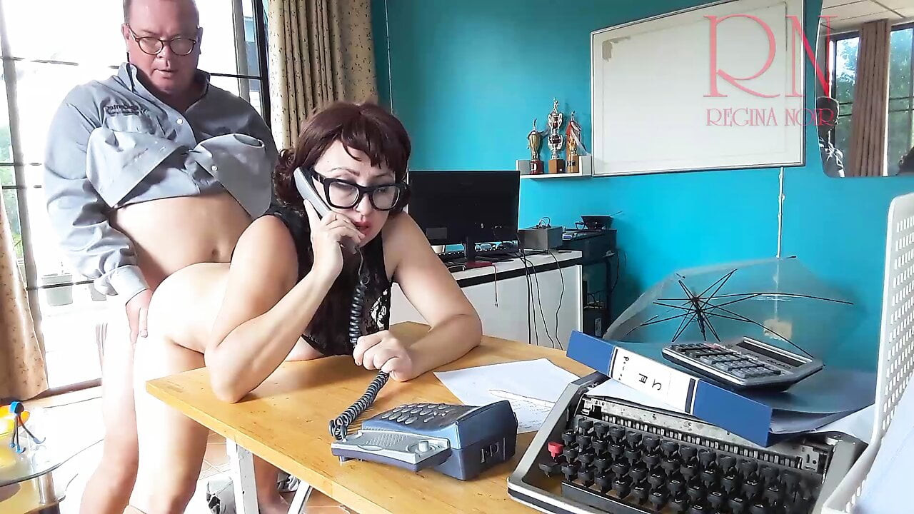 Ofis hakimiyeti - o telefondayken patron sekreteri sikikleri. oral seks üzerinde ofis cam 2