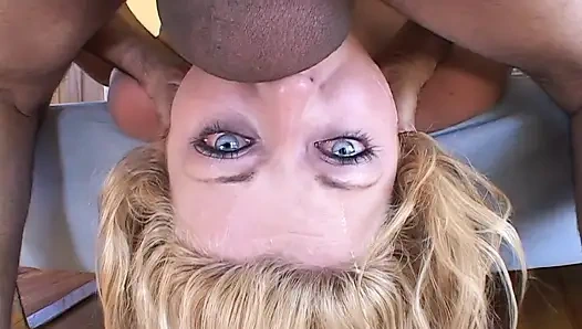 Sarışın kız iki büyük siyah yarağı emiyor ve sikiyor