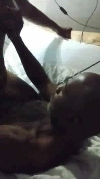 Teksas'taki sikiş deliği - zenci orta yaşlı seksi kadın sikişiyor ve emiyor bölüm 3 | Klip 3