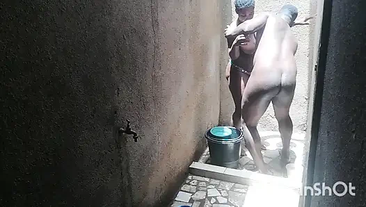 En iyi arkadaşımın karısı özel kısımlarını yıkarken beni duşta aradı. Cezbediciliğime karşı koyamadım.