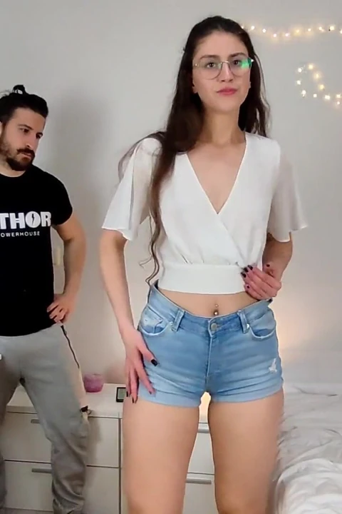 Üvey kız kardeşim beni sikmek istiyor