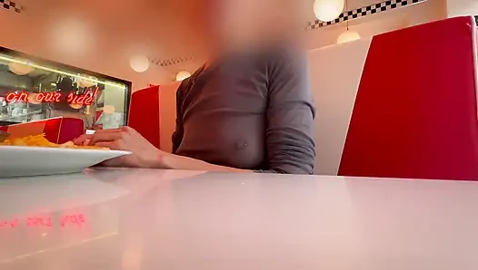 Tamamen dolgun üst giyen bir restoranda öğle yemeği yiyorum pirsingli meme uçlarımı ve seksi göğüslerimi teşhir ediyor