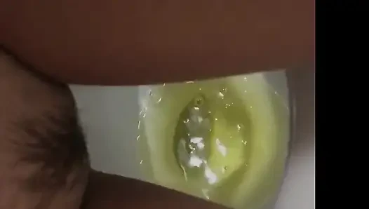 Sürtük genç kız kfc tuvaletine işiyor