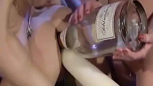 Yaramaz Alman sürtüklerle bu anal fetiş seansı izle