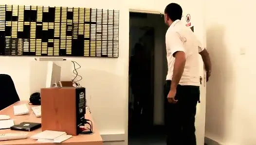 Romana Ryder ve Cypress Isles grupta sadece göğüsleriyle sikişiyor